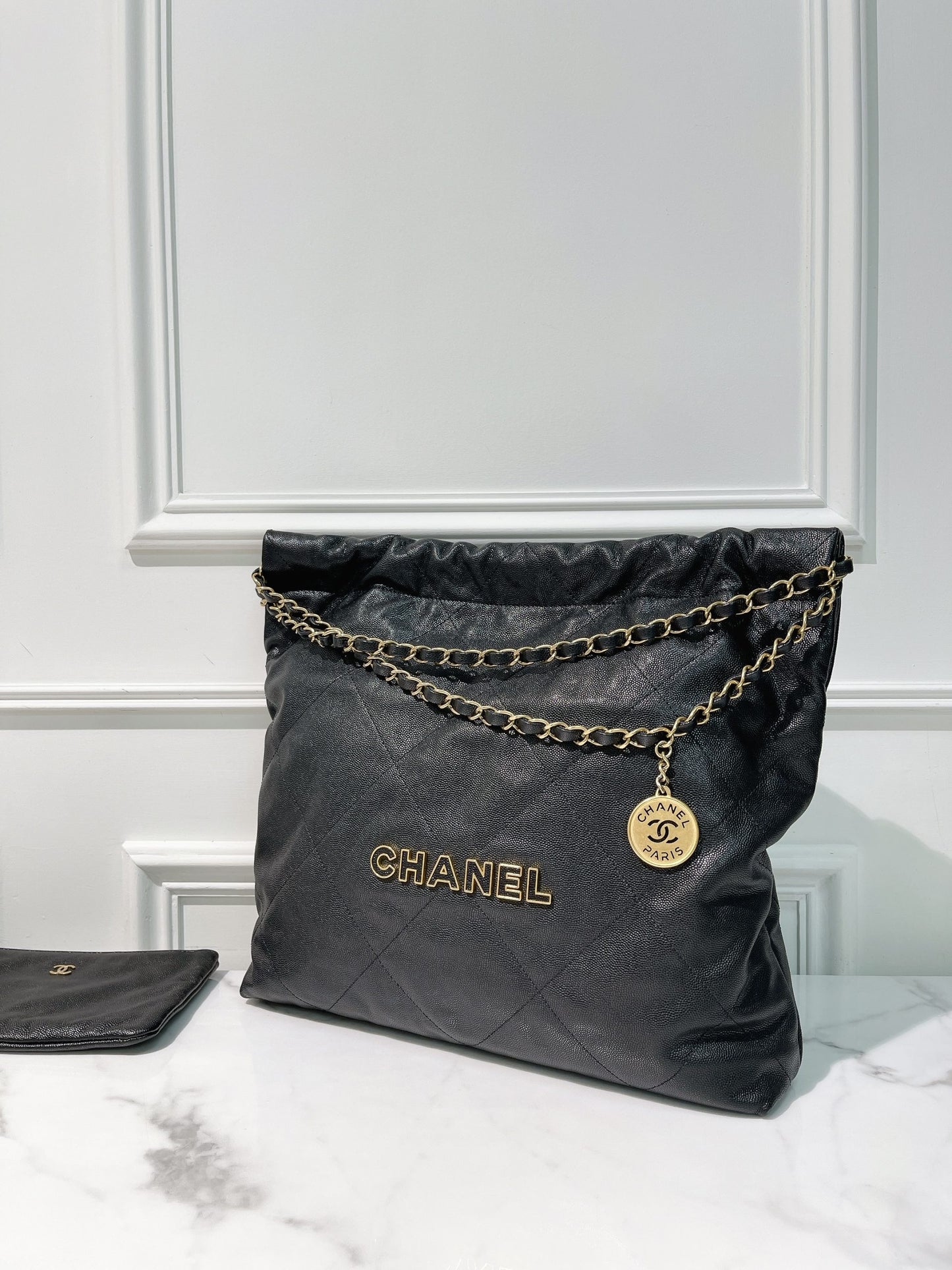 CHANEL MEDIUM 22 BAG, Black/Gold