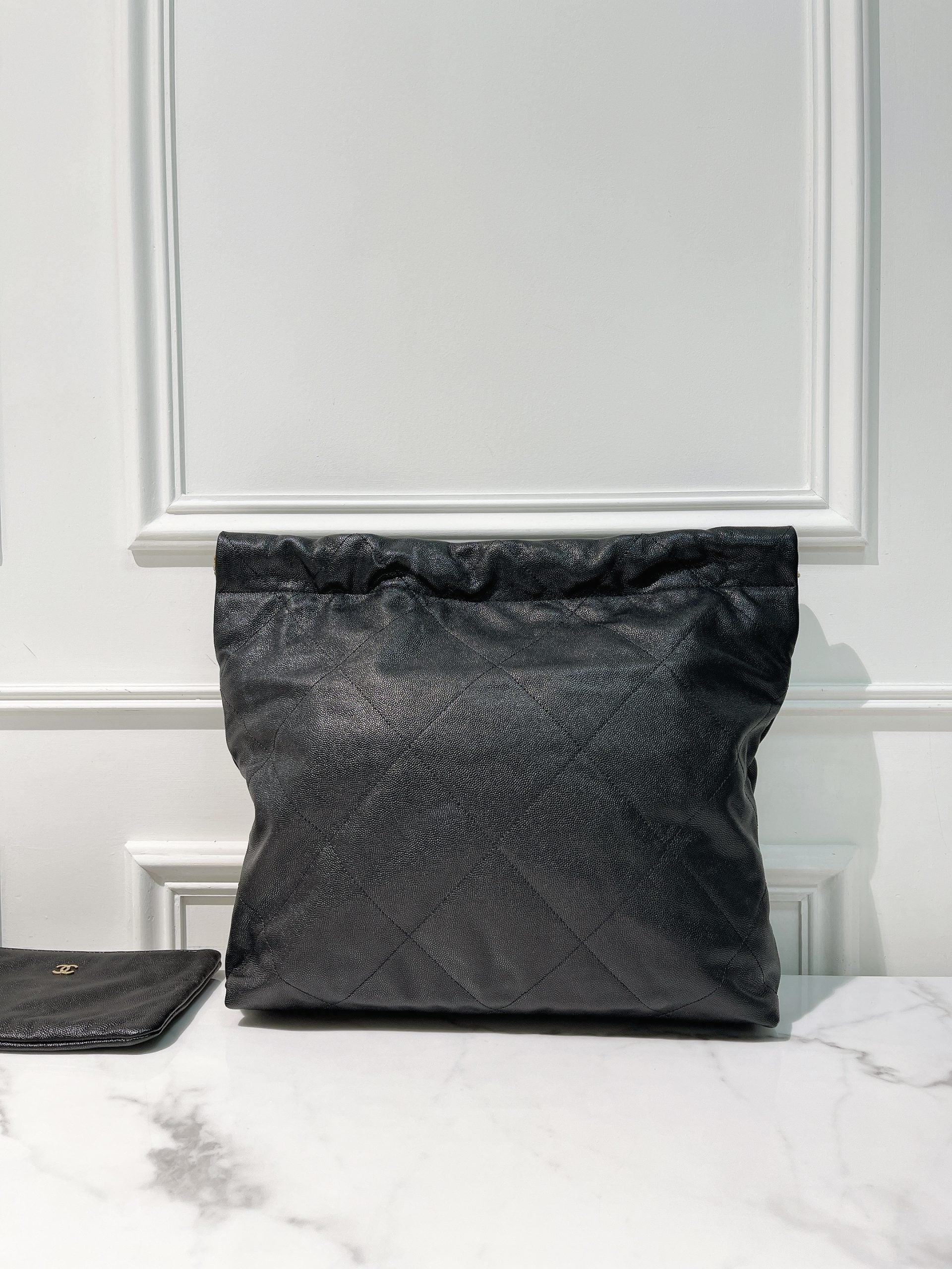 CHANEL MEDIUM 22 BAG, Black/Gold