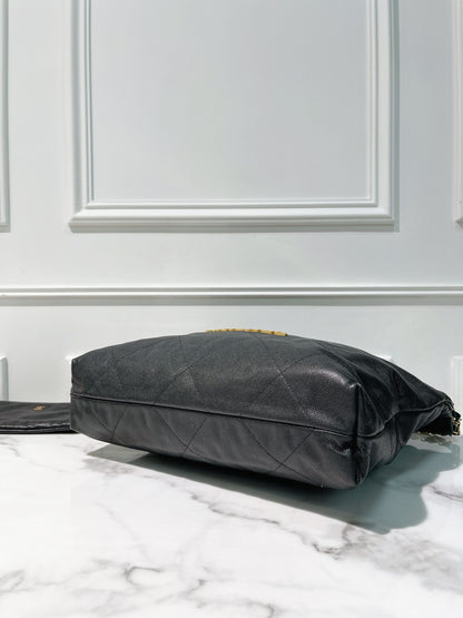 CHANEL MEDIUM 22 BAG, Black/Gold