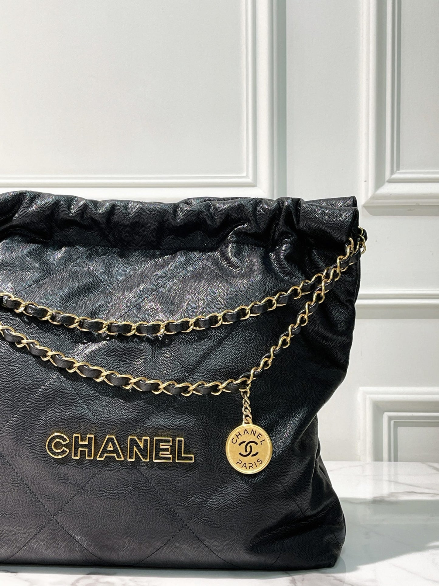 CHANEL MEDIUM 22 BAG, Black/Gold