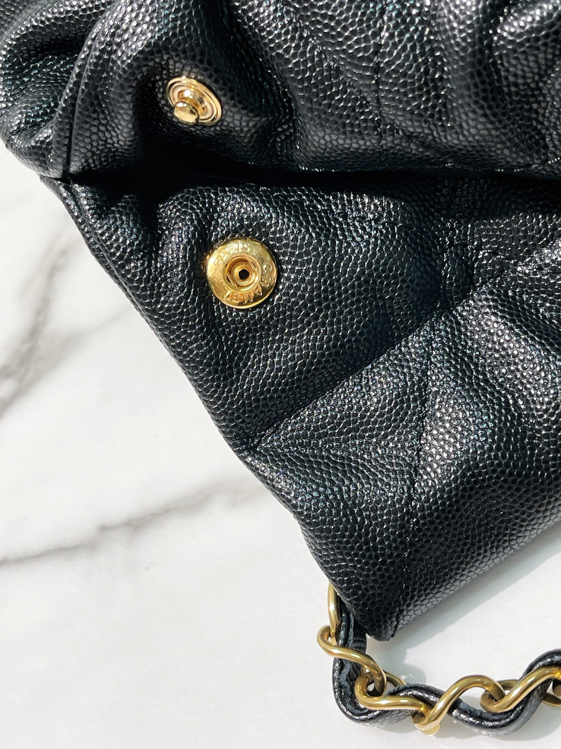 CHANEL MEDIUM 22 BAG, Black/Gold