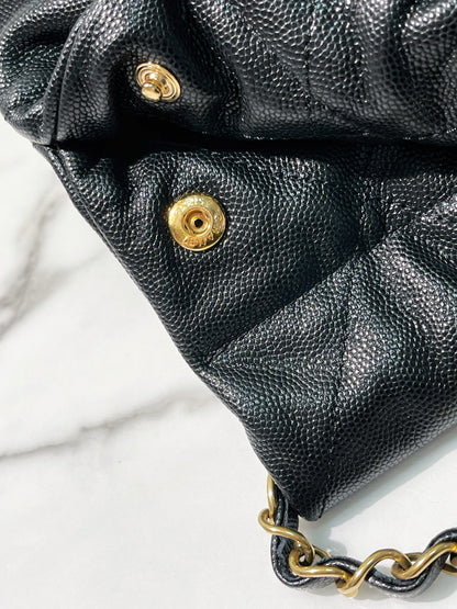 CHANEL MEDIUM 22 BAG, Black/Gold