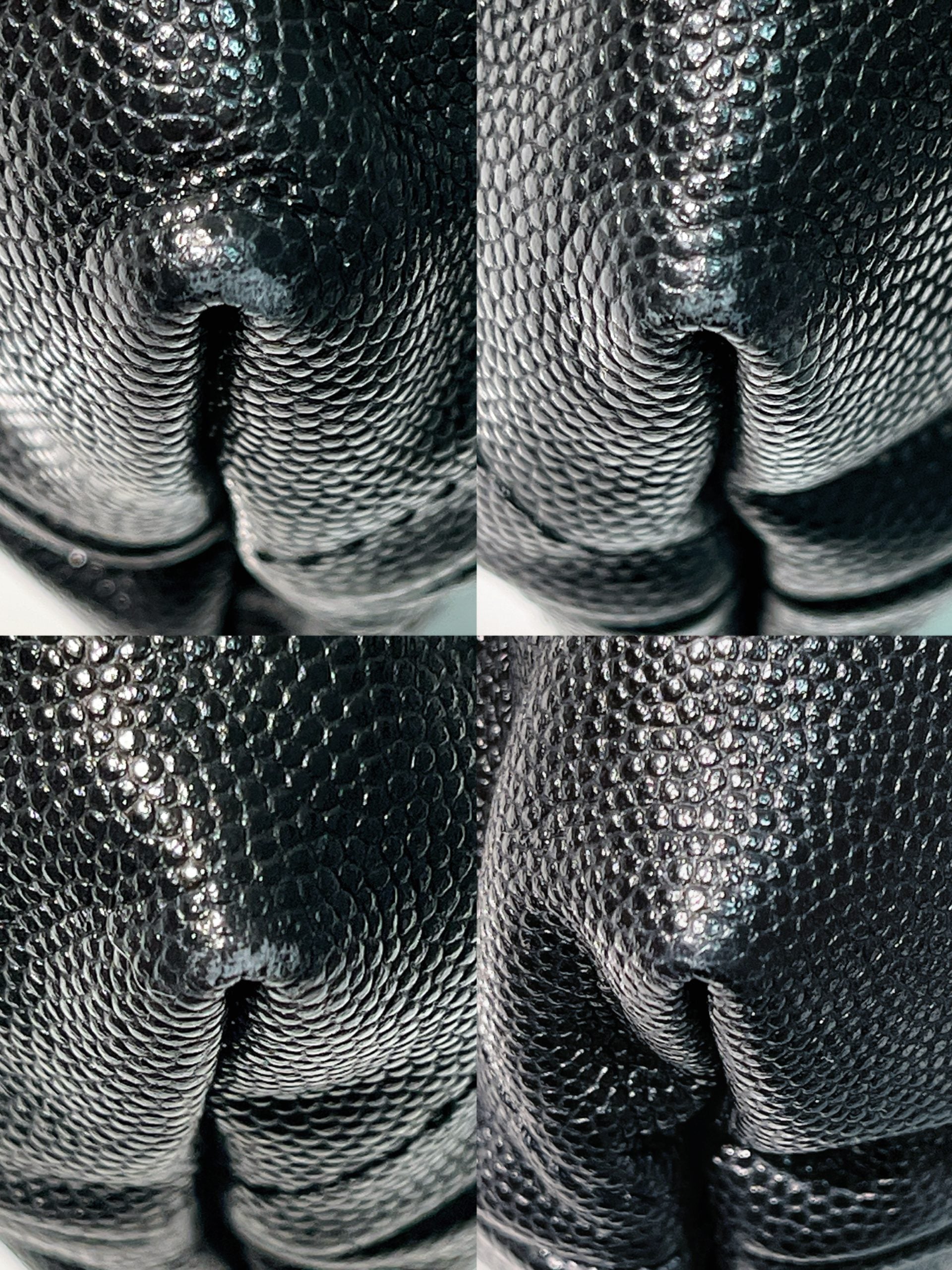 CHANEL MEDIUM 22 BAG, Black/Gold