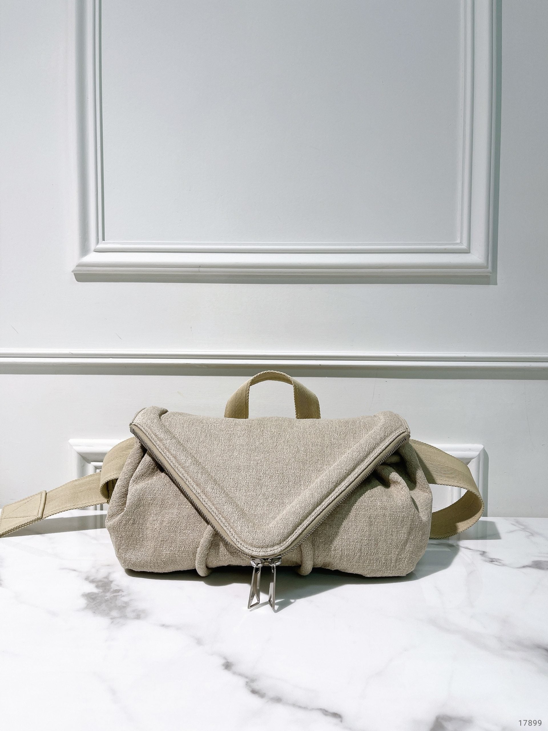 BOTTEGA VENETA WAIST BAG, White/Silver