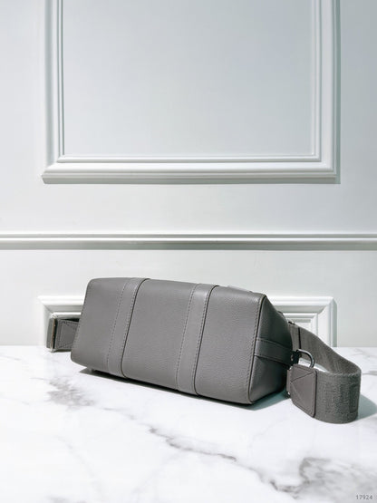 LV CITY KEEPALL, Grey/Silver