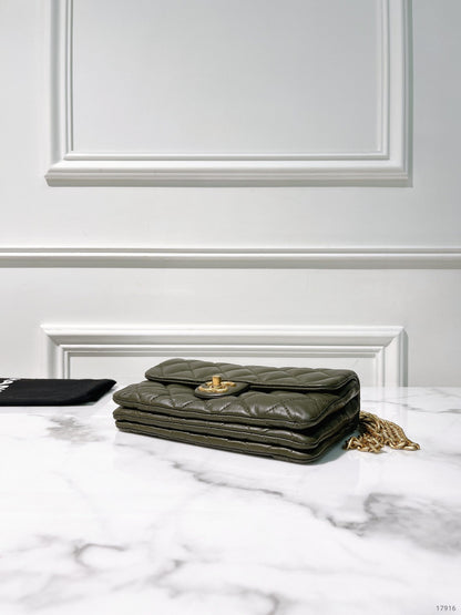 CHANEL 22K SMALL FLAP, Green/Gold