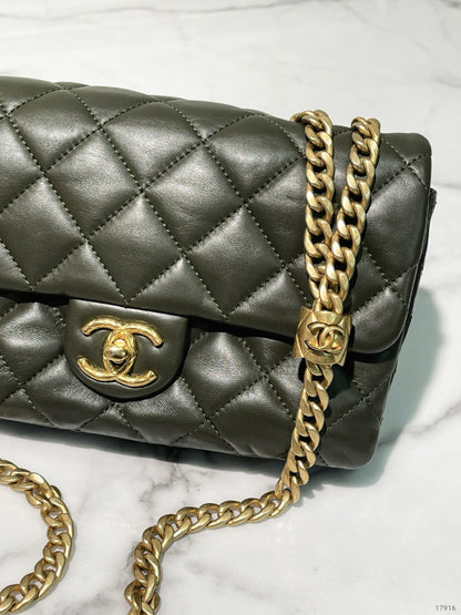 CHANEL 22K SMALL FLAP, Green/Gold