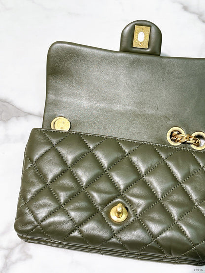 CHANEL 22K SMALL FLAP, Green/Gold