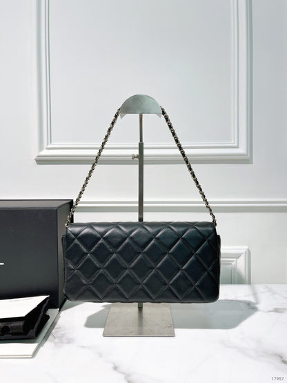 CHANEL 23P FLAP, Black/Gold