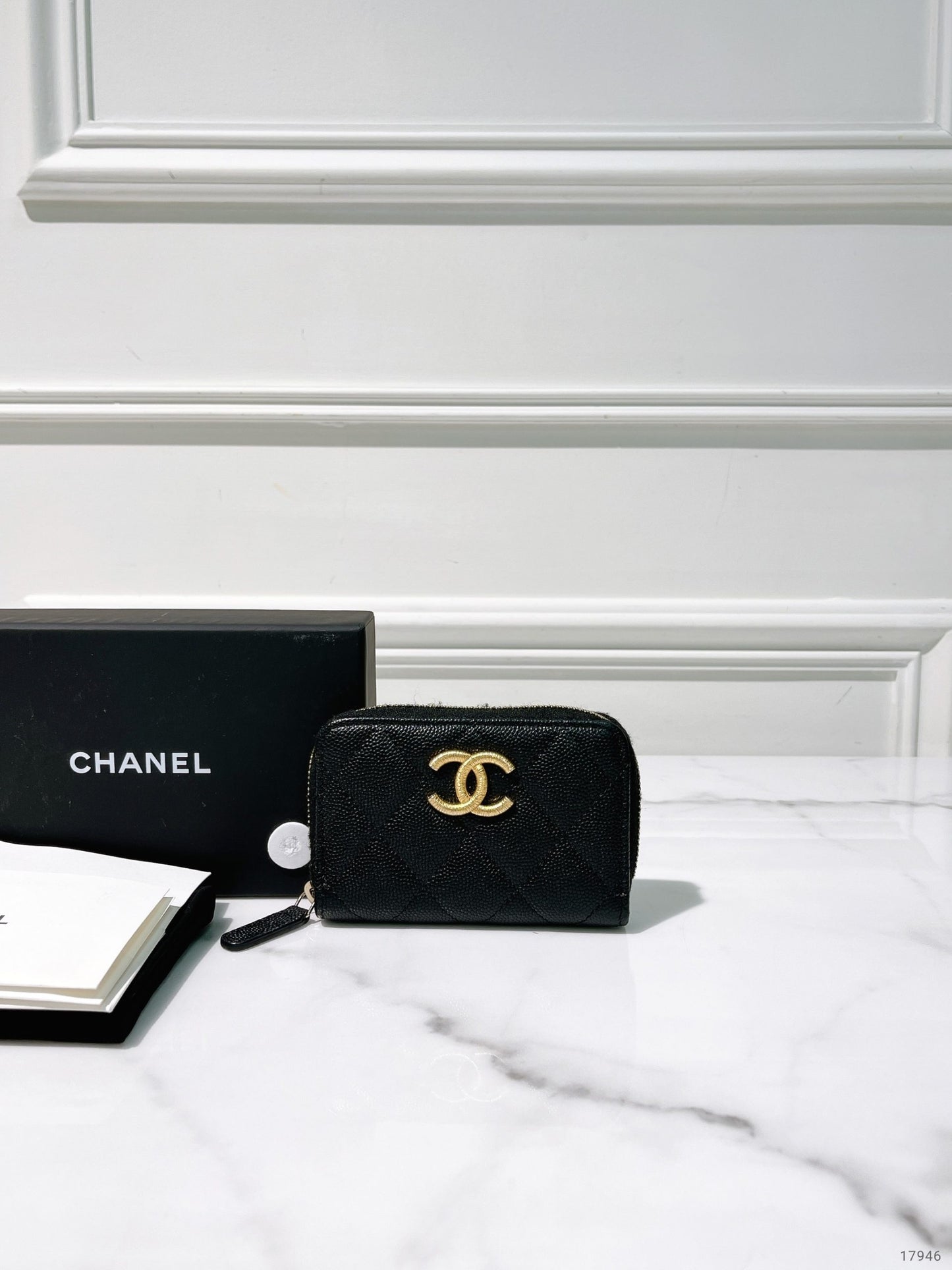 CHANEL 23B CARD HOLDER, Black/Gold