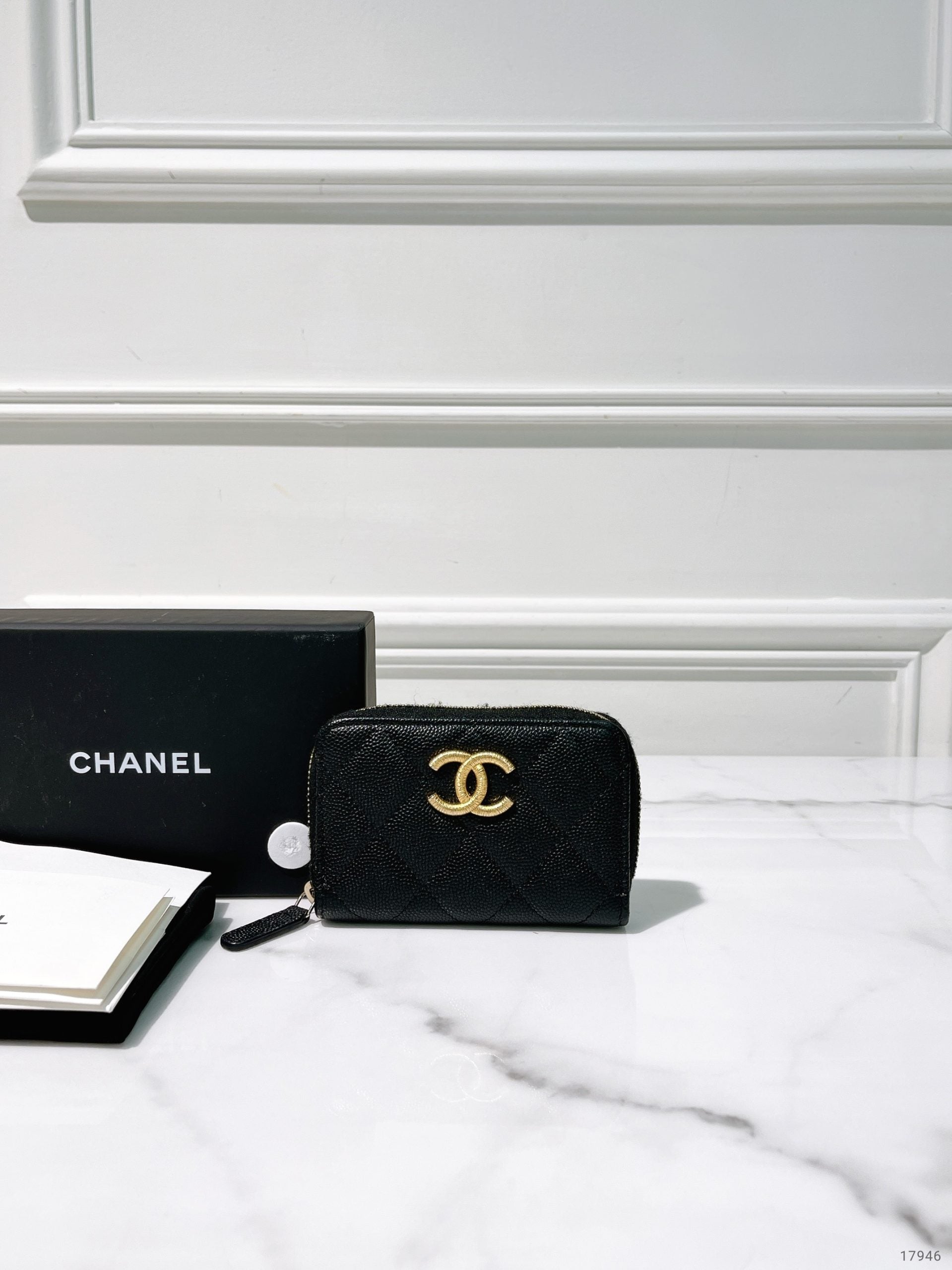 CHANEL 23B CARD HOLDER, Black/Gold