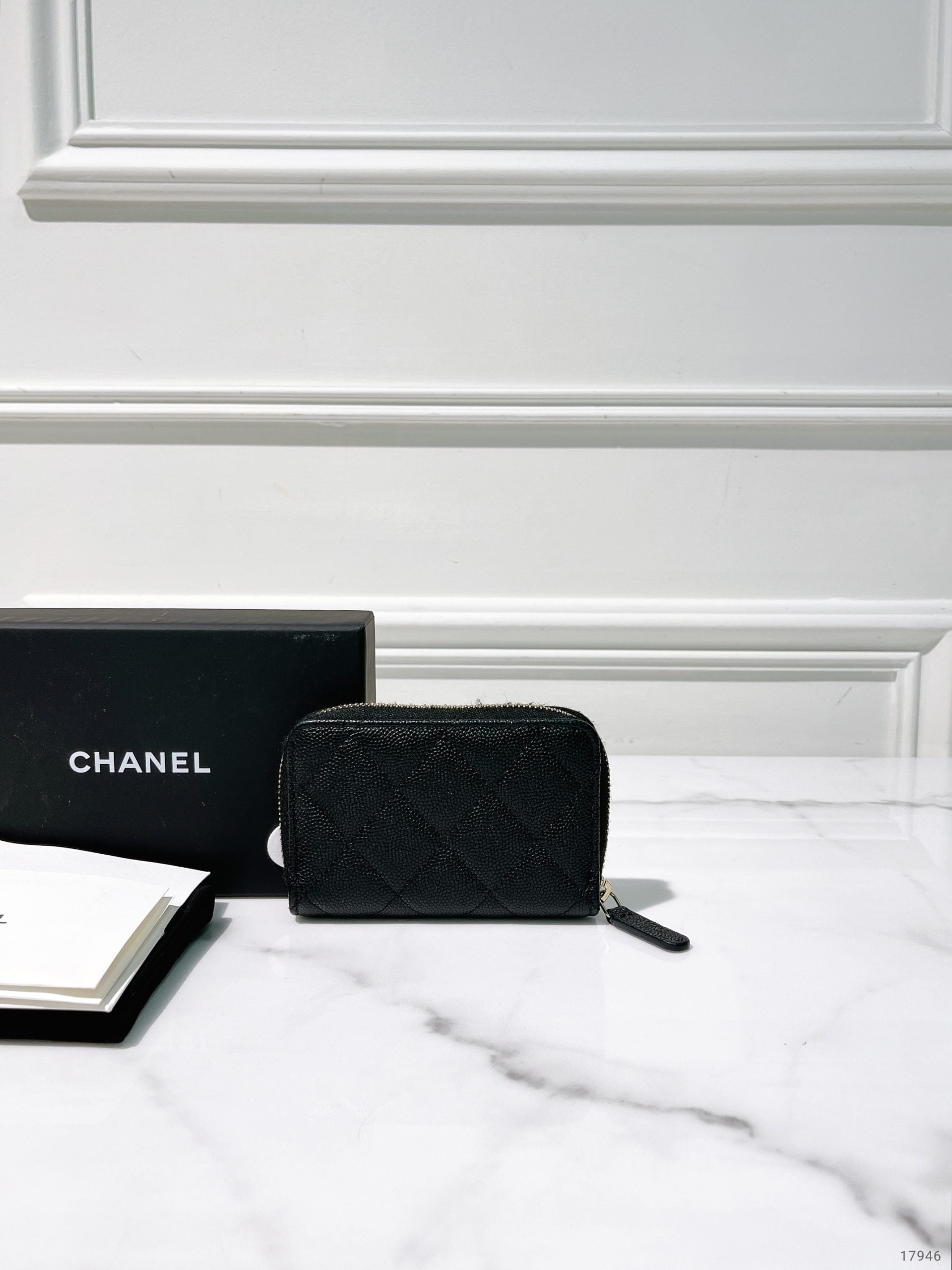 CHANEL 23B CARD HOLDER, Black/Gold
