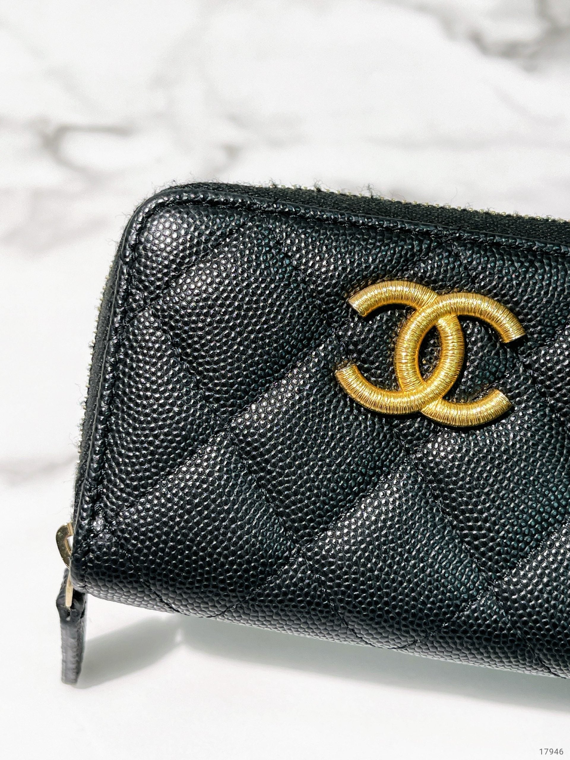 CHANEL 23B CARD HOLDER, Black/Gold