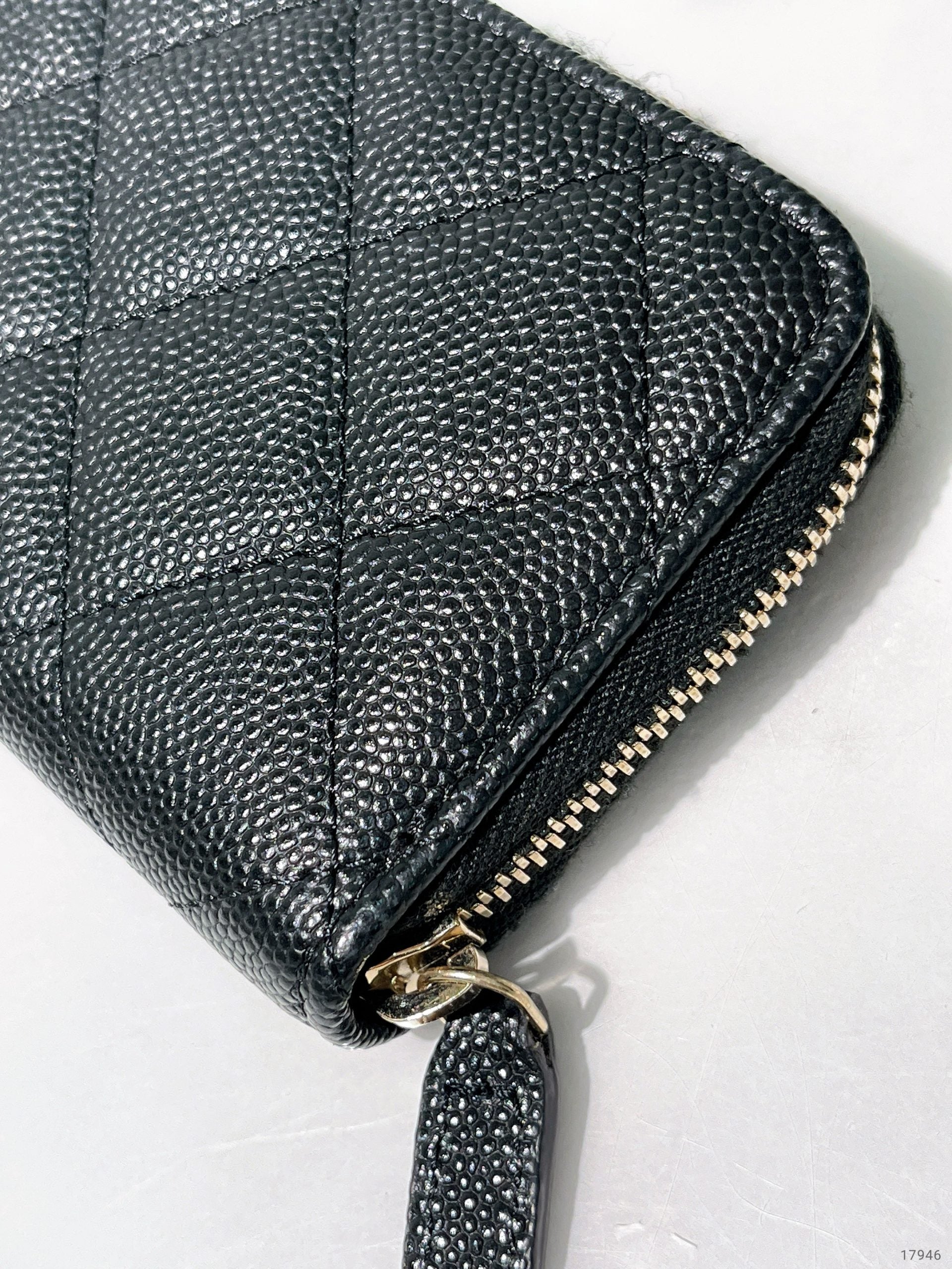 CHANEL 23B CARD HOLDER, Black/Gold