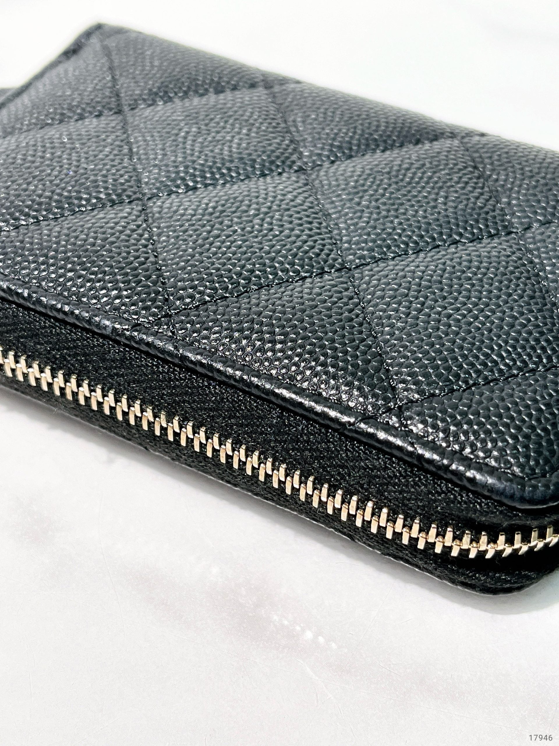 CHANEL 23B CARD HOLDER, Black/Gold