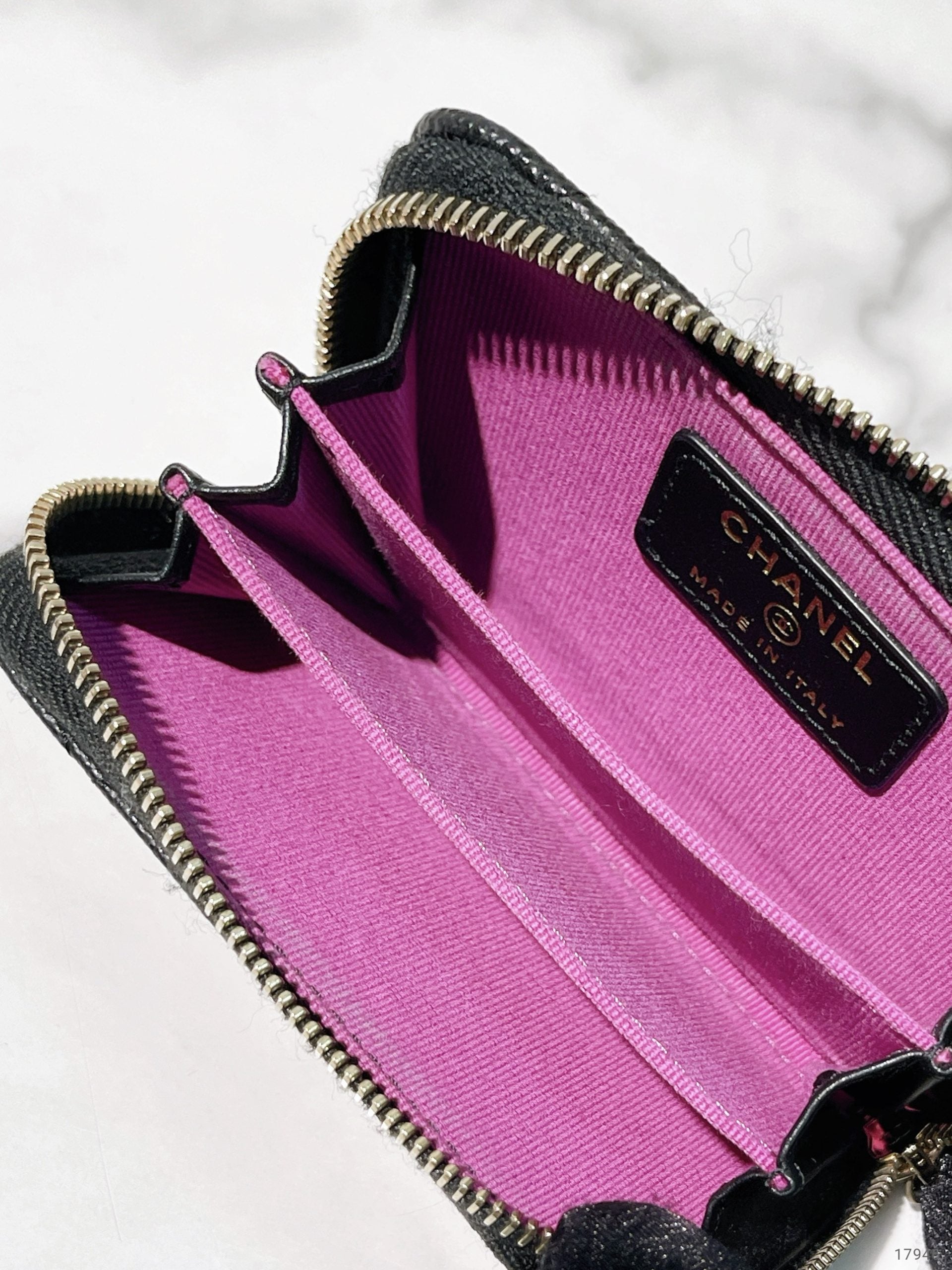 CHANEL 23B CARD HOLDER, Black/Gold