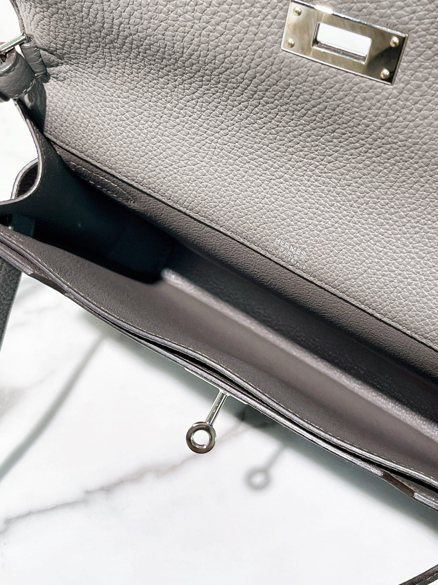 HERMES KELLY DEPECHES 25 POUCH, Gris Etain/Silver