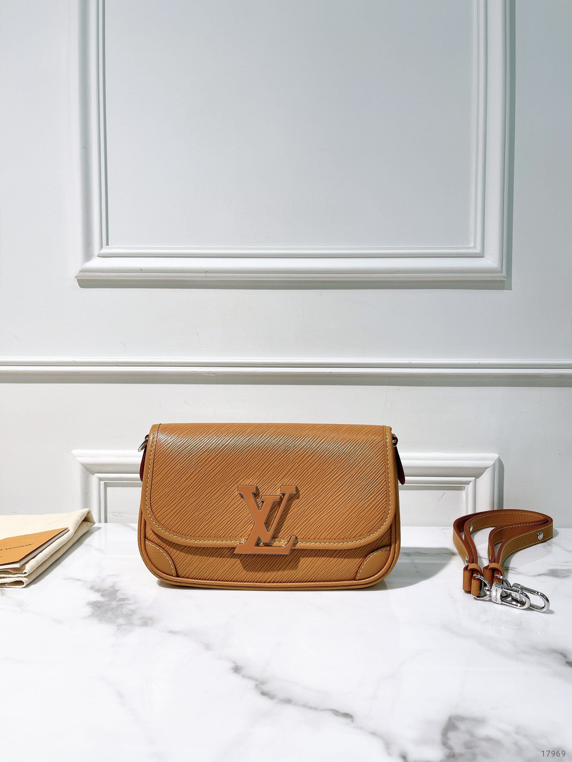 LV BUCI, Gold Miel/Silver