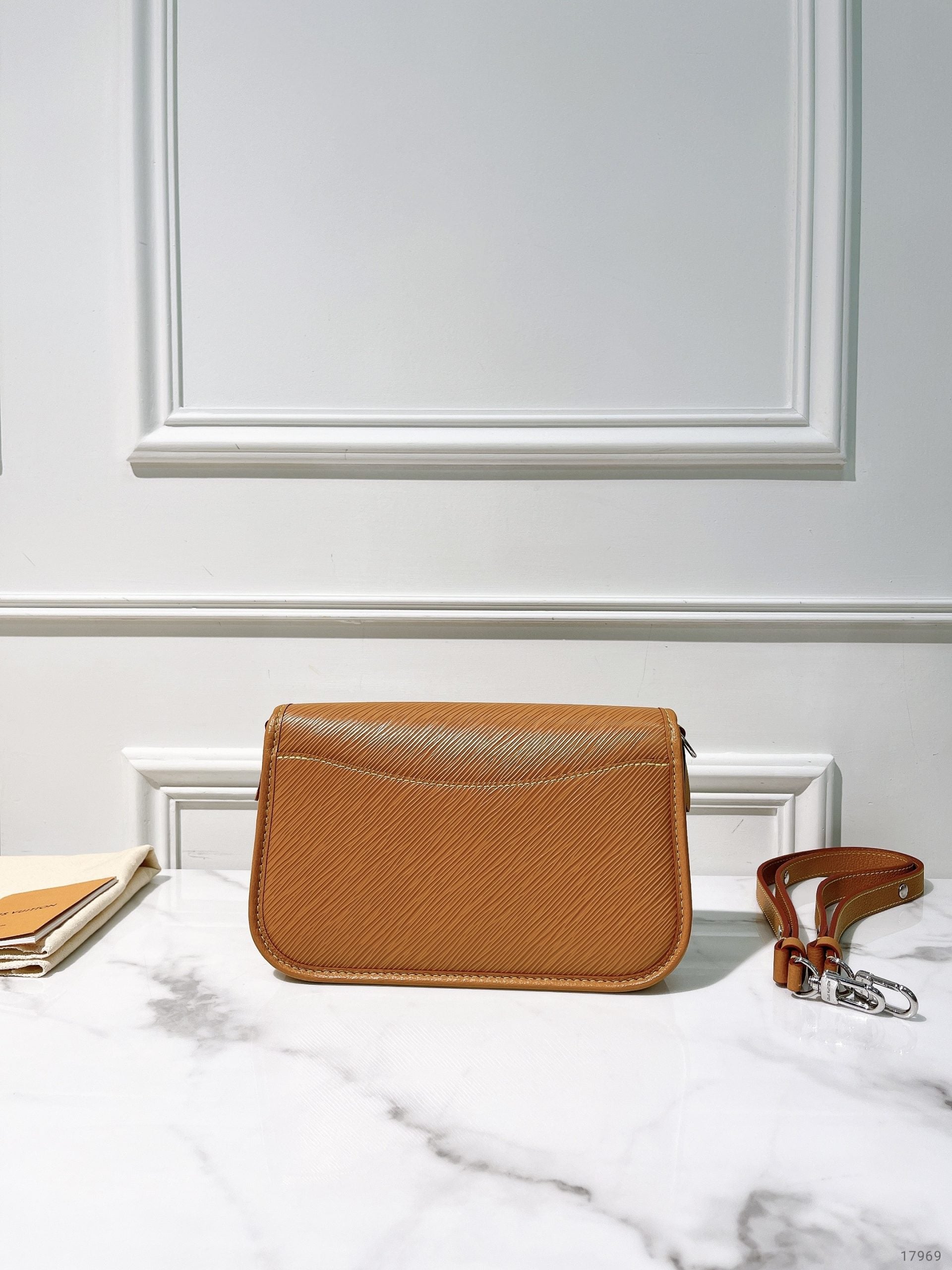 LV BUCI, Gold Miel/Silver