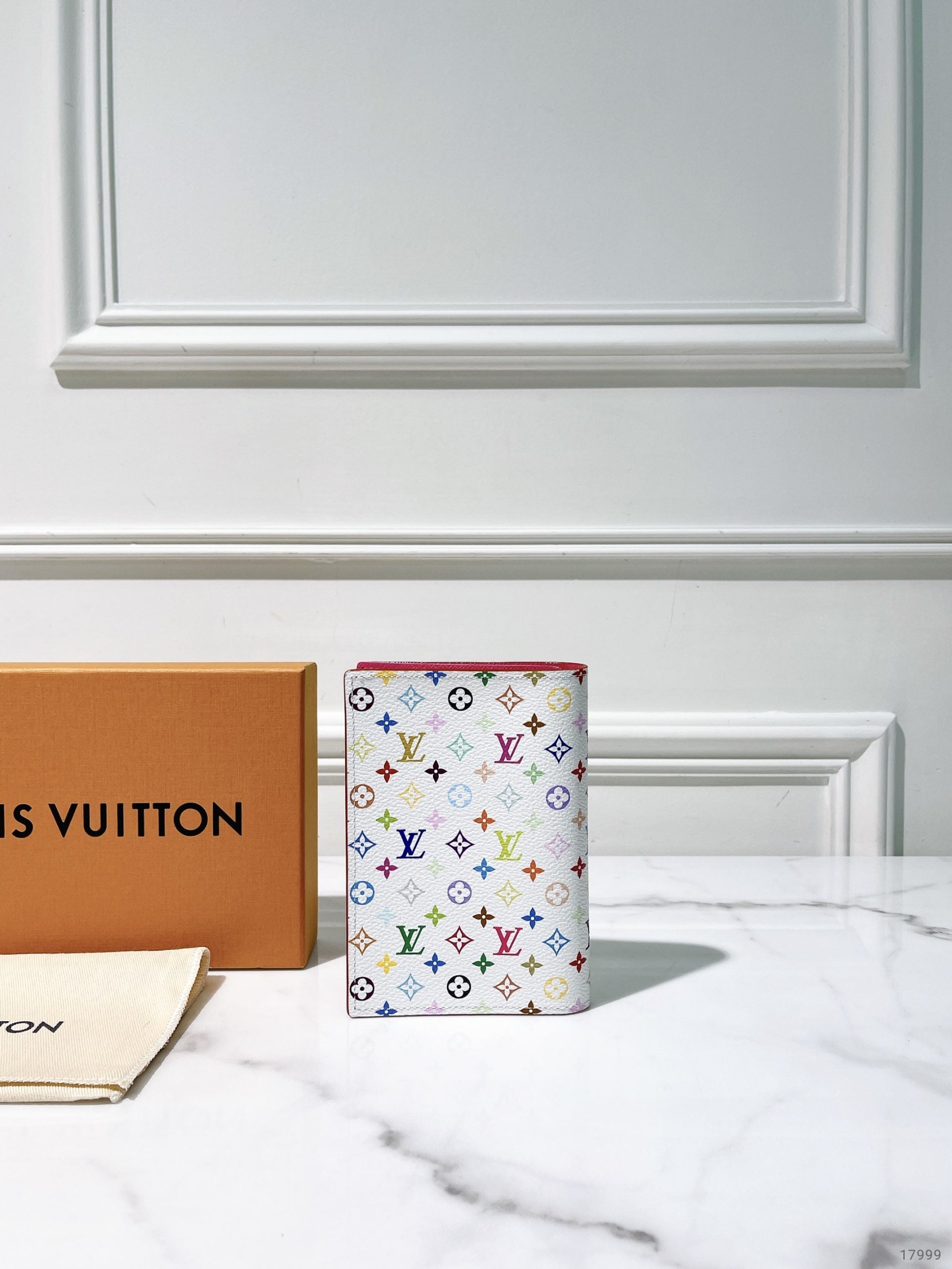 LV x TM PASSPORT COVER, Multicolor Blanc