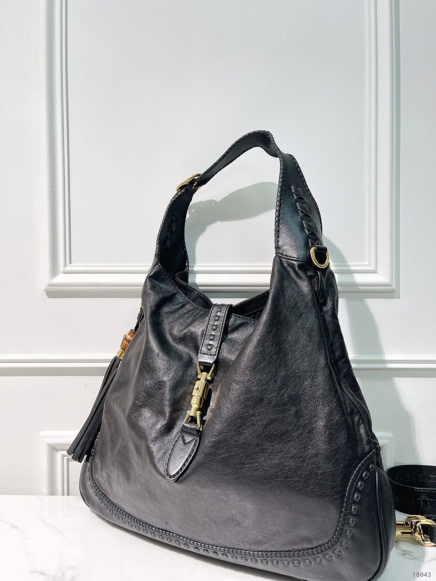 GUCCI JACKIE SHOULDER BAG, Black/Gold