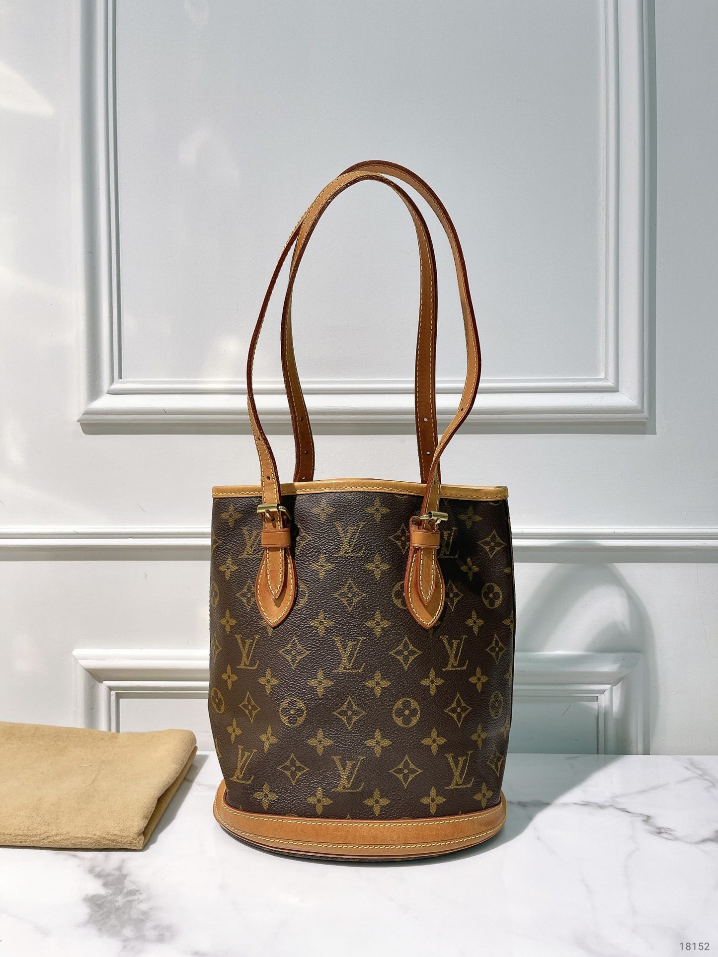 LV PETITE BUCKET BAG, Monogram