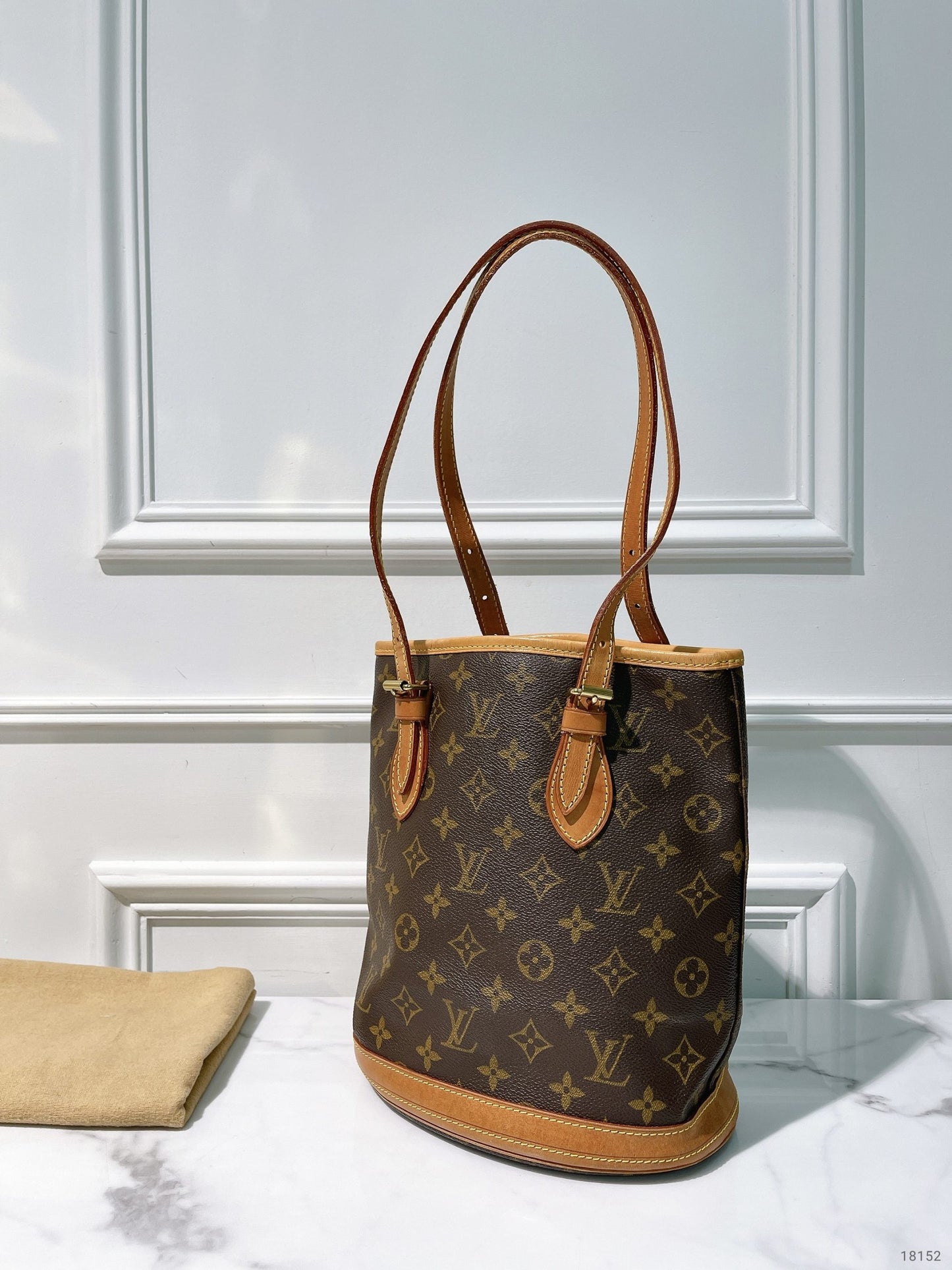 LV PETITE BUCKET BAG, Monogram