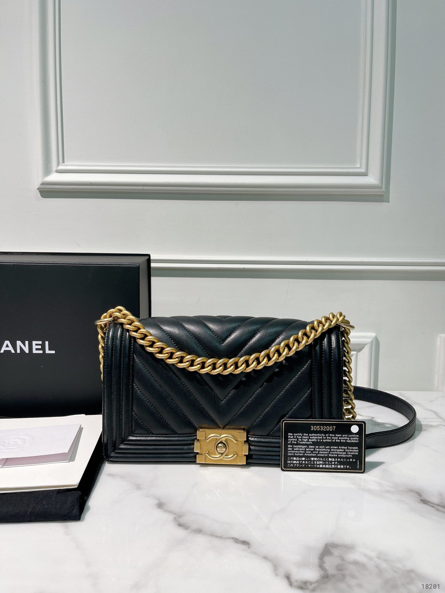 CHANEL MEDIUM BOY HANDBAG, Blakc/Gold