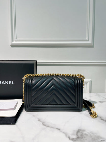 CHANEL MEDIUM BOY HANDBAG, Blakc/Gold