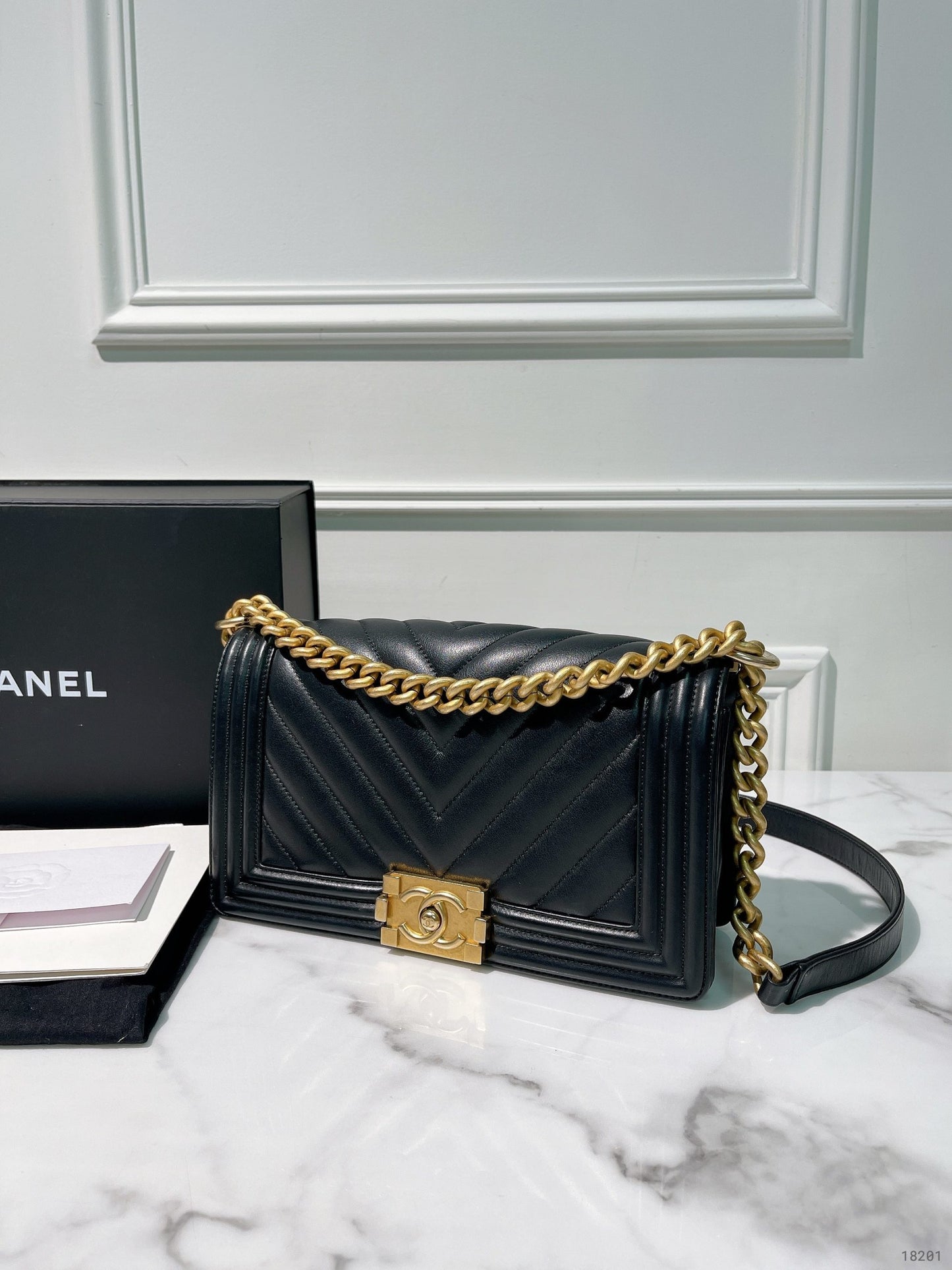 CHANEL MEDIUM BOY HANDBAG, Blakc/Gold