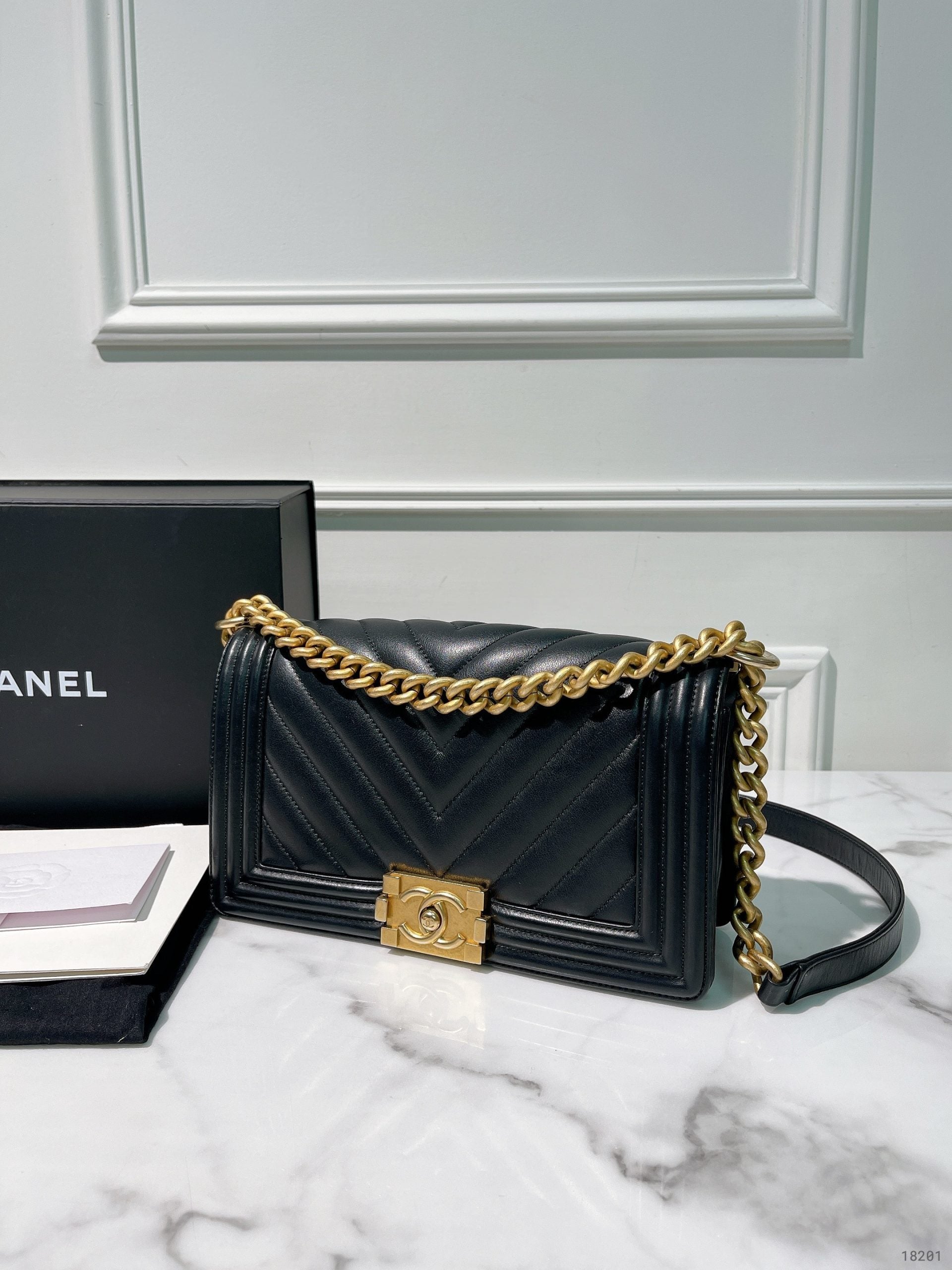 CHANEL MEDIUM BOY HANDBAG, Blakc/Gold
