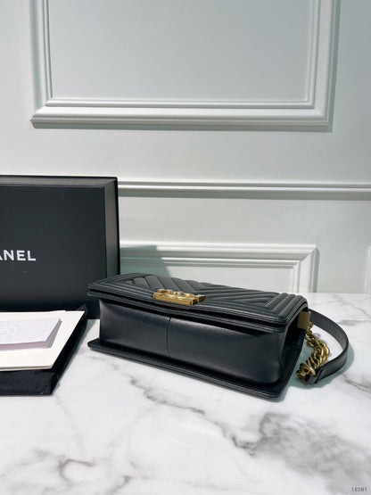 CHANEL MEDIUM BOY HANDBAG, Blakc/Gold