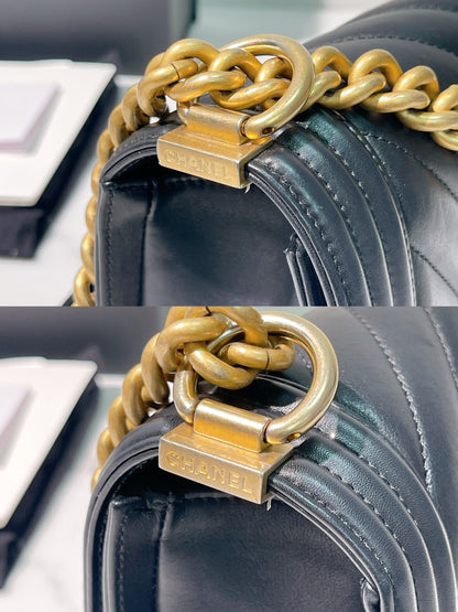 CHANEL MEDIUM BOY HANDBAG, Blakc/Gold