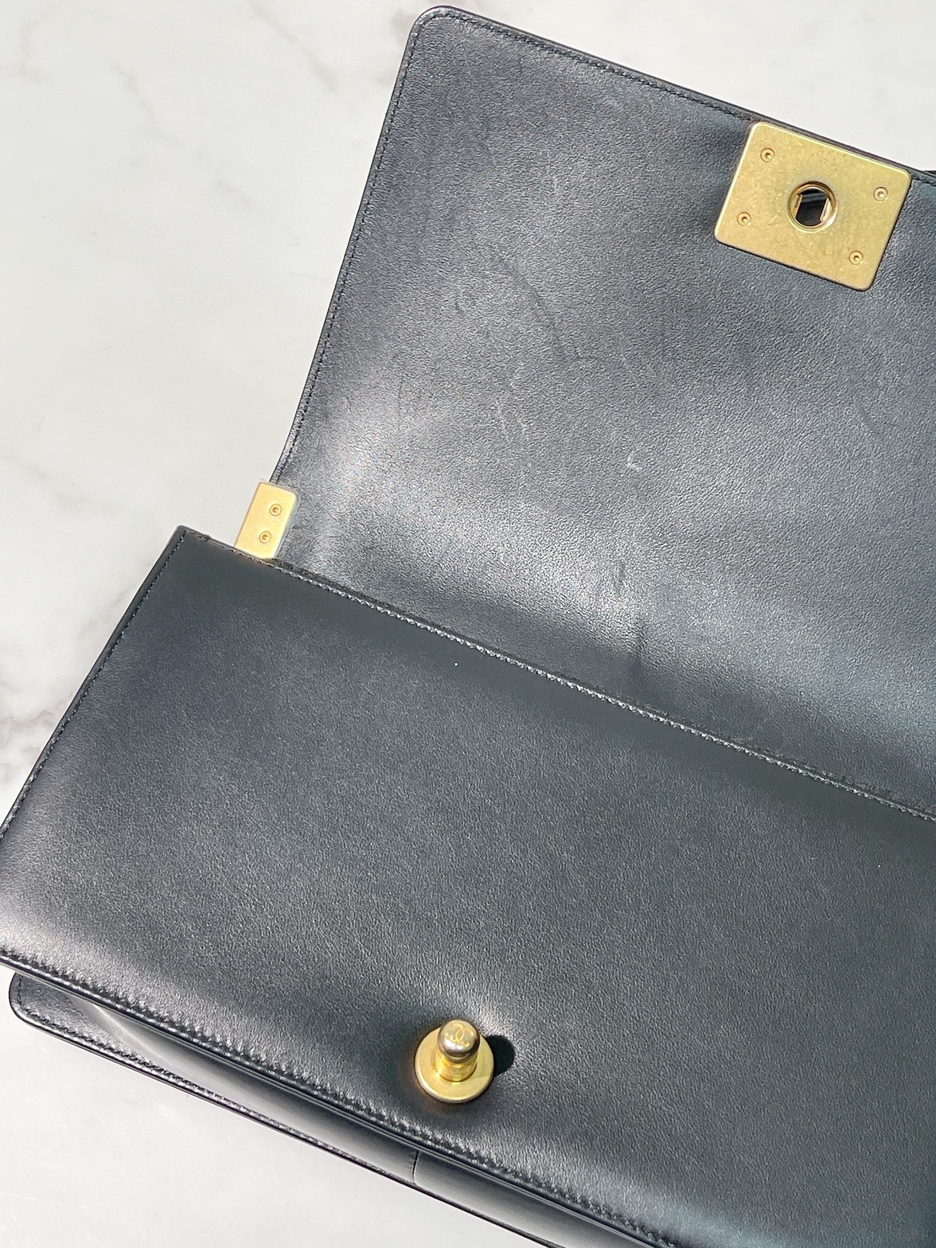 CHANEL MEDIUM BOY HANDBAG, Blakc/Gold