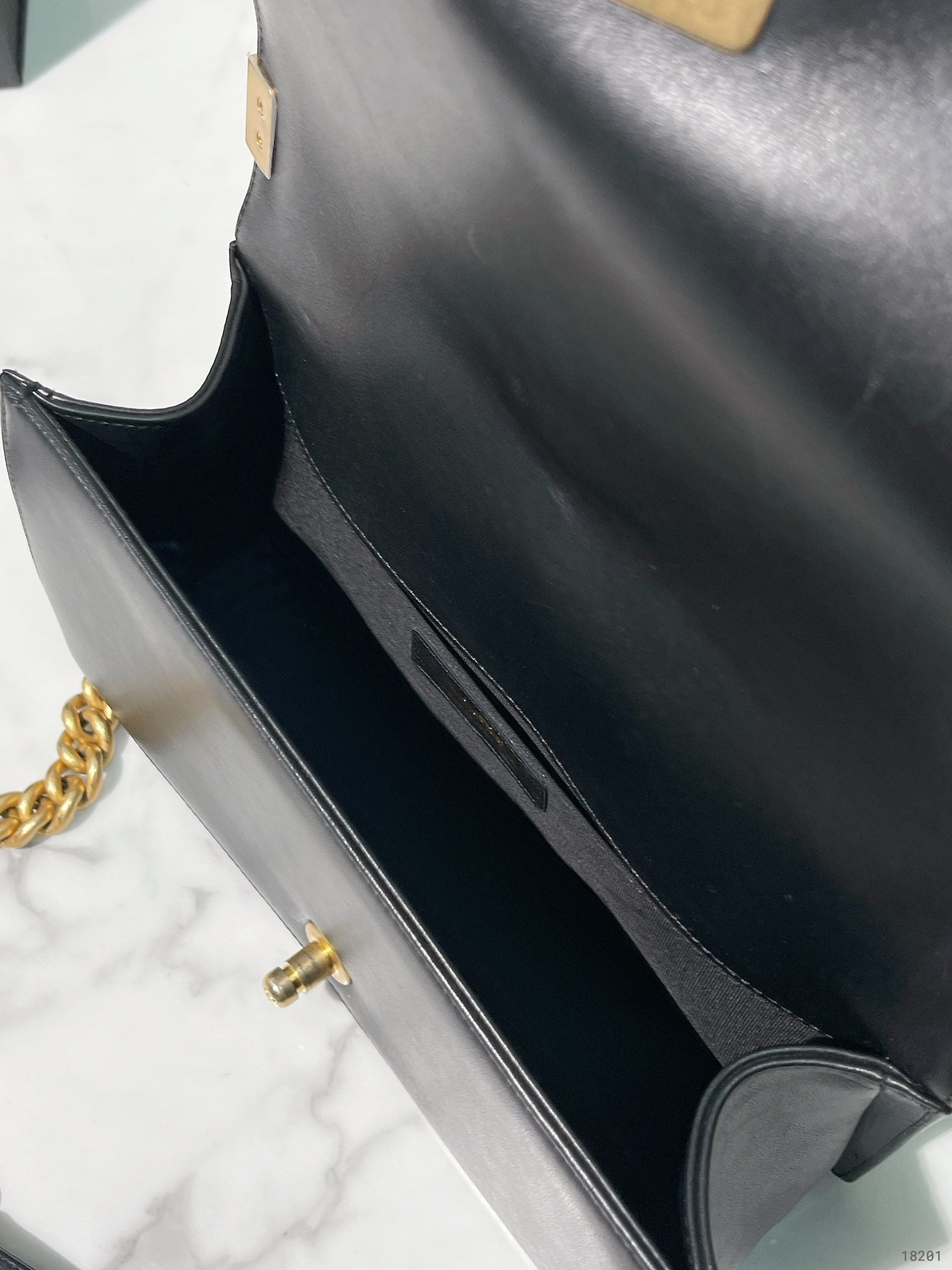 CHANEL MEDIUM BOY HANDBAG, Blakc/Gold