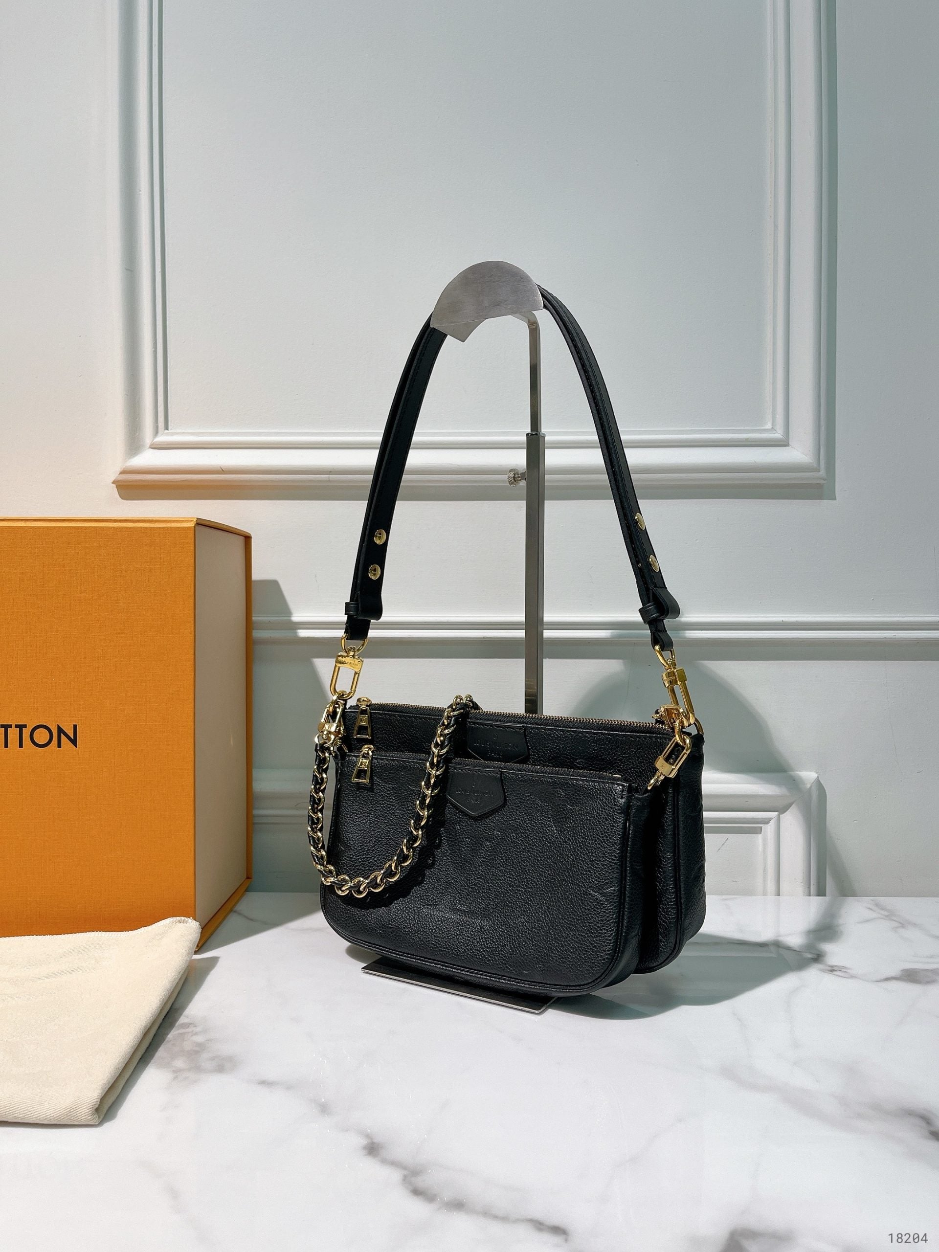 LV MULTI POCHETTE ACCESSOIRES, Black/Gold