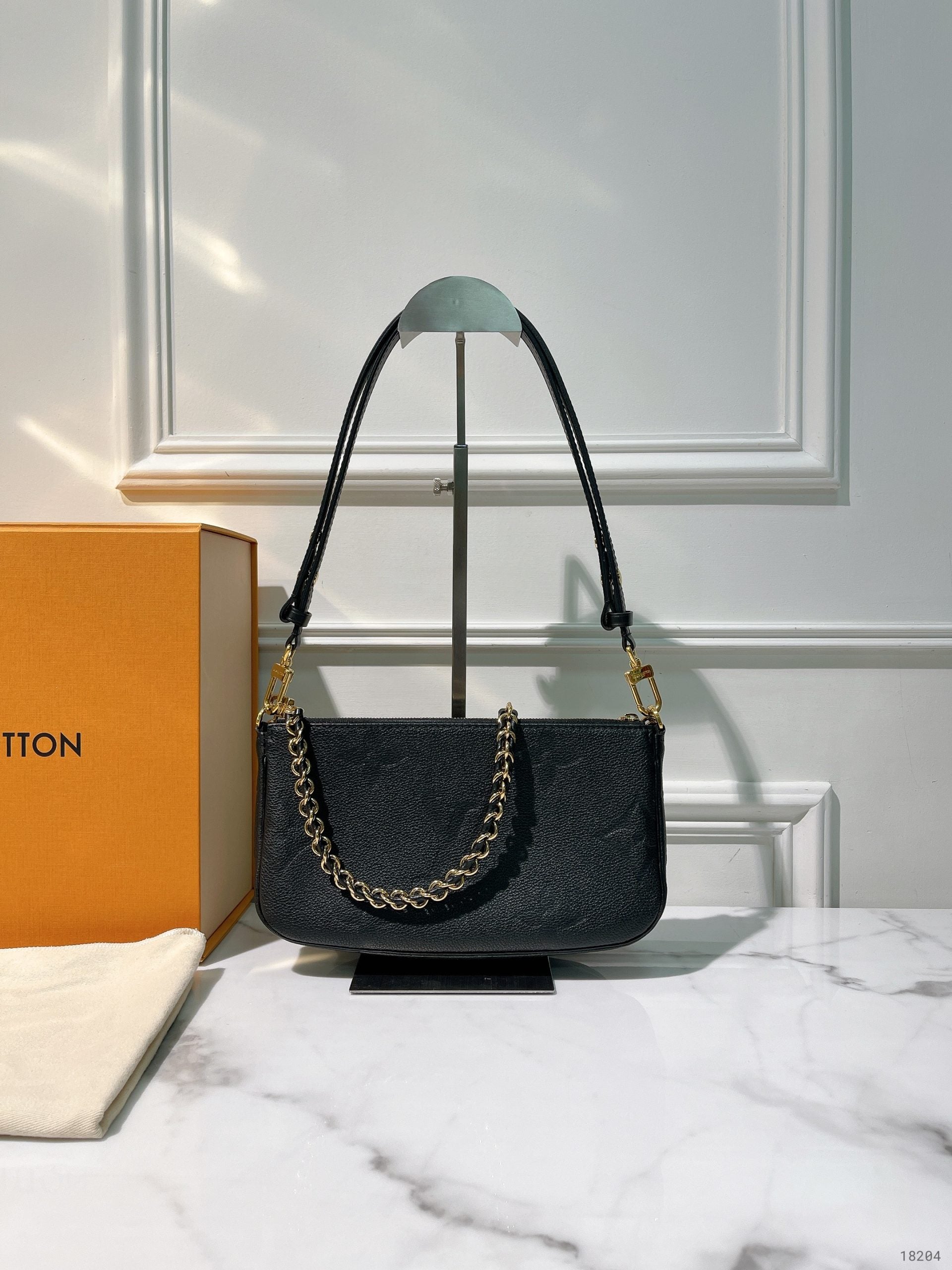 LV MULTI POCHETTE ACCESSOIRES, Black/Gold