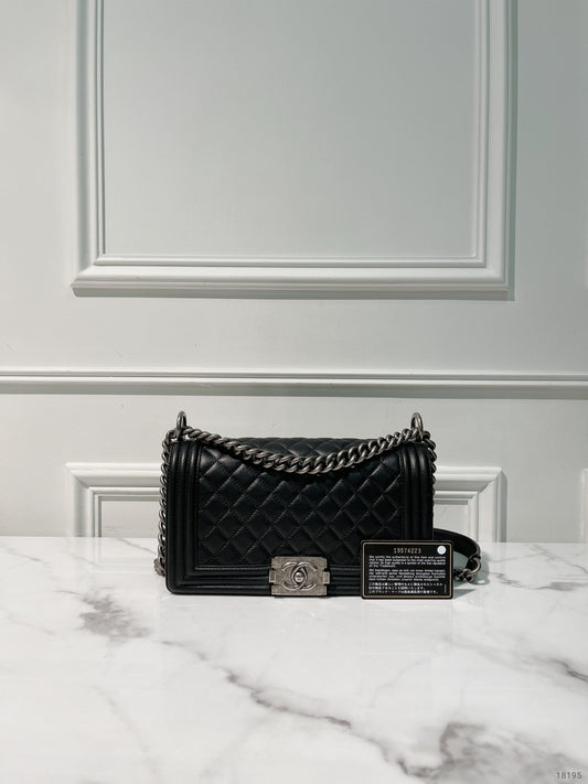 CHANEL MEDIUM BOY HANDBAG, Black/Silver