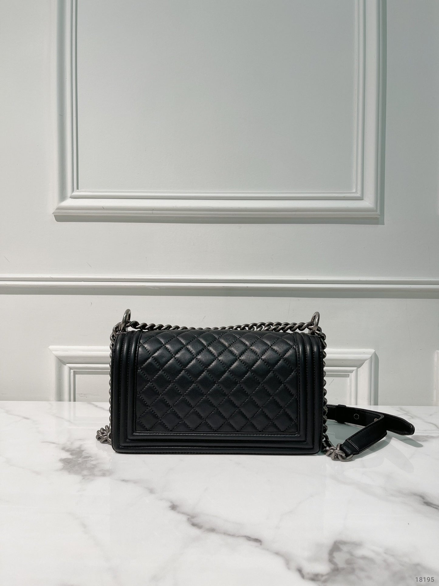 CHANEL MEDIUM BOY HANDBAG, Black/Silver