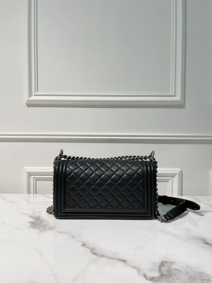 CHANEL MEDIUM BOY HANDBAG, Black/Silver