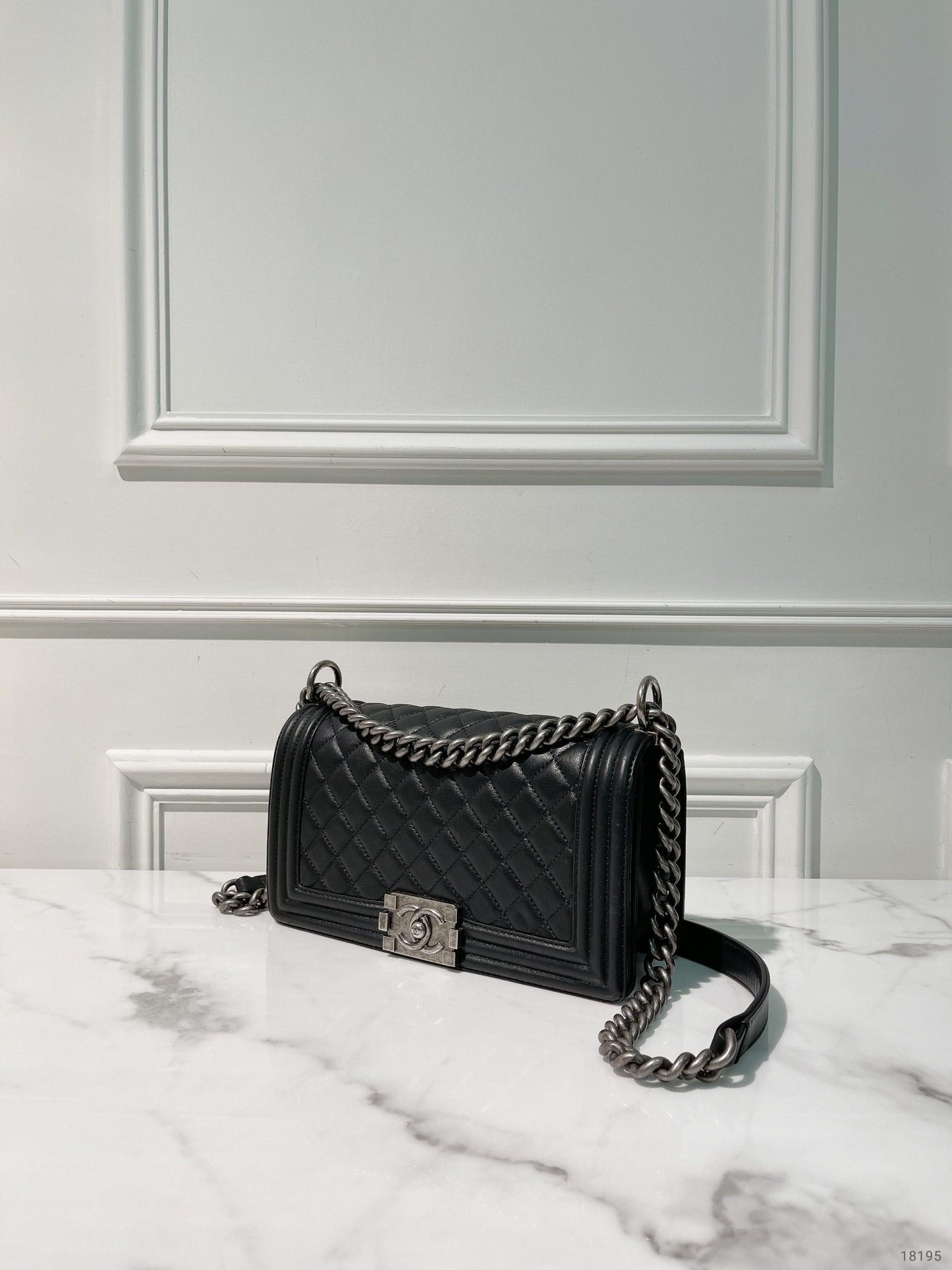 CHANEL MEDIUM BOY HANDBAG, Black/Silver