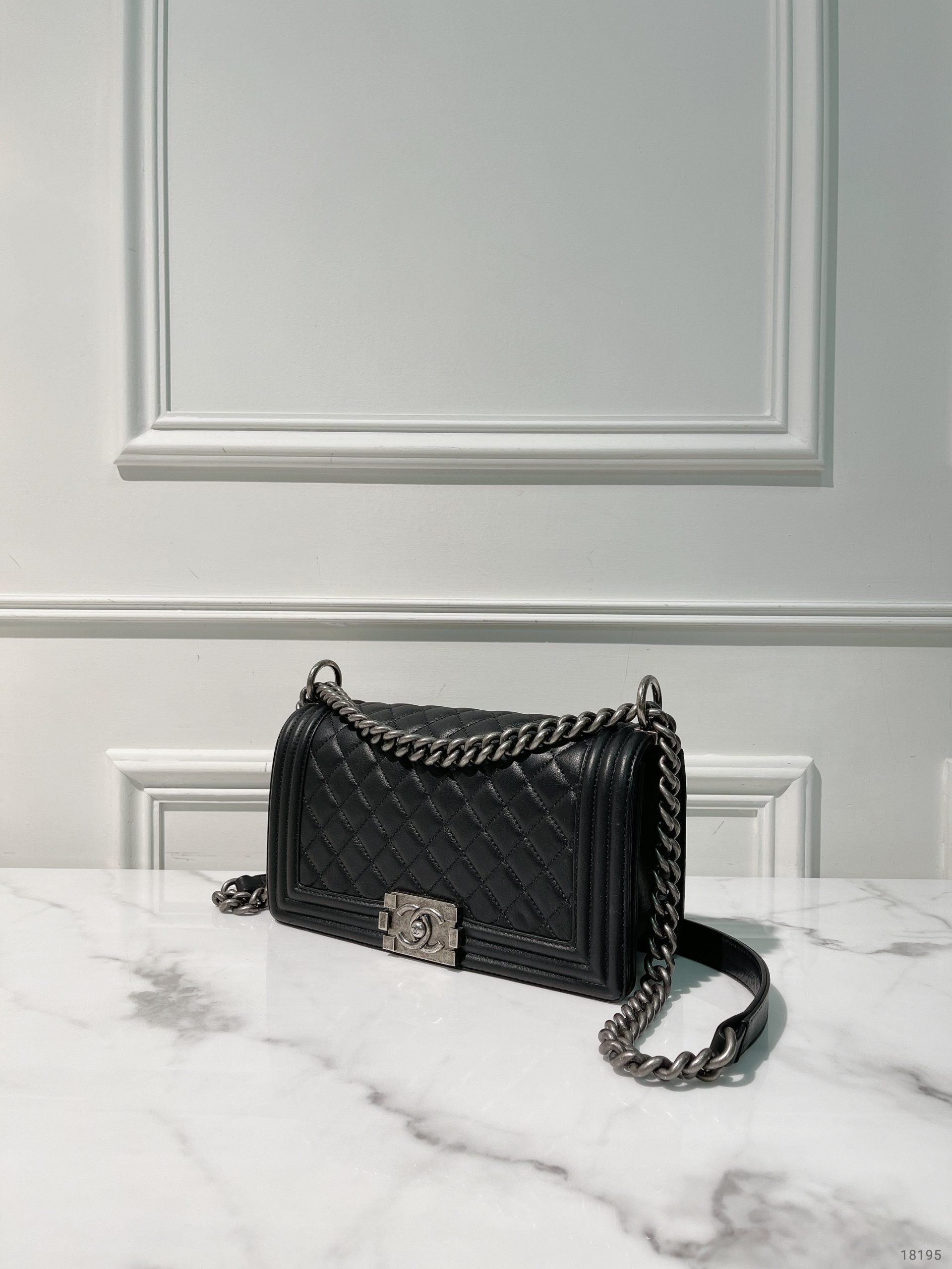 CHANEL MEDIUM BOY HANDBAG, Black/Silver