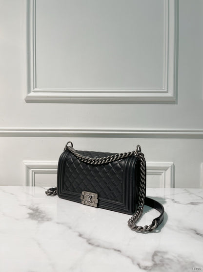 CHANEL MEDIUM BOY HANDBAG, Black/Silver