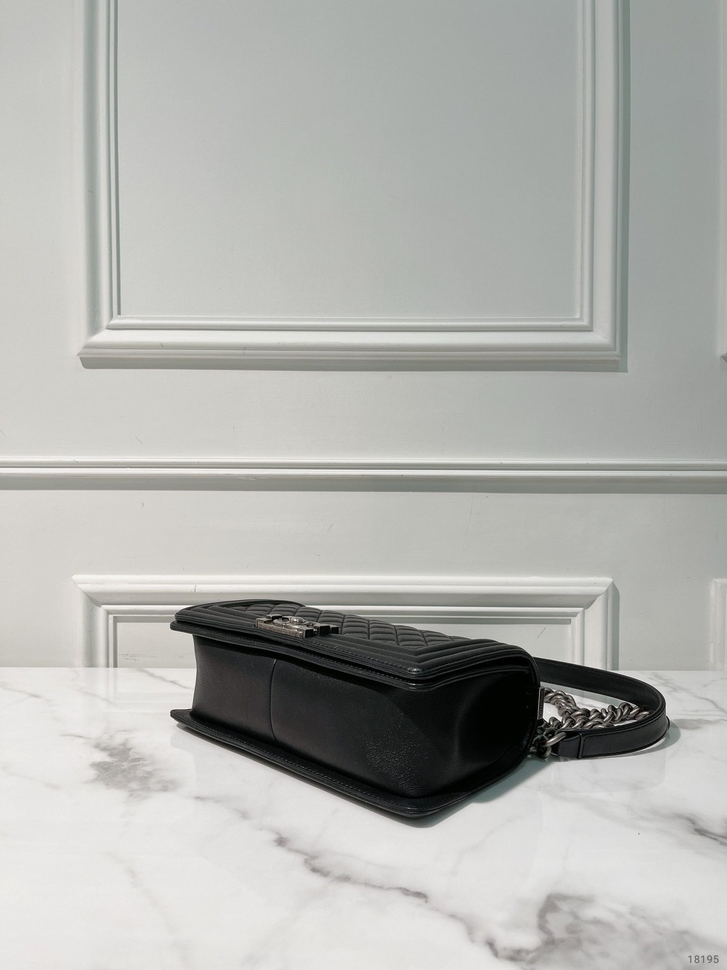 CHANEL MEDIUM BOY HANDBAG, Black/Silver