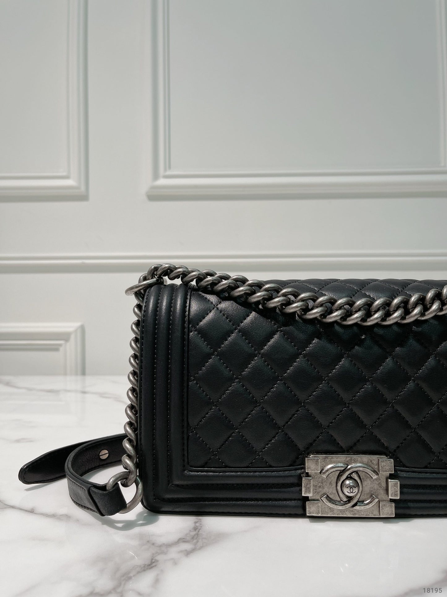 CHANEL MEDIUM BOY HANDBAG, Black/Silver