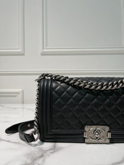 CHANEL MEDIUM BOY HANDBAG, Black/Silver