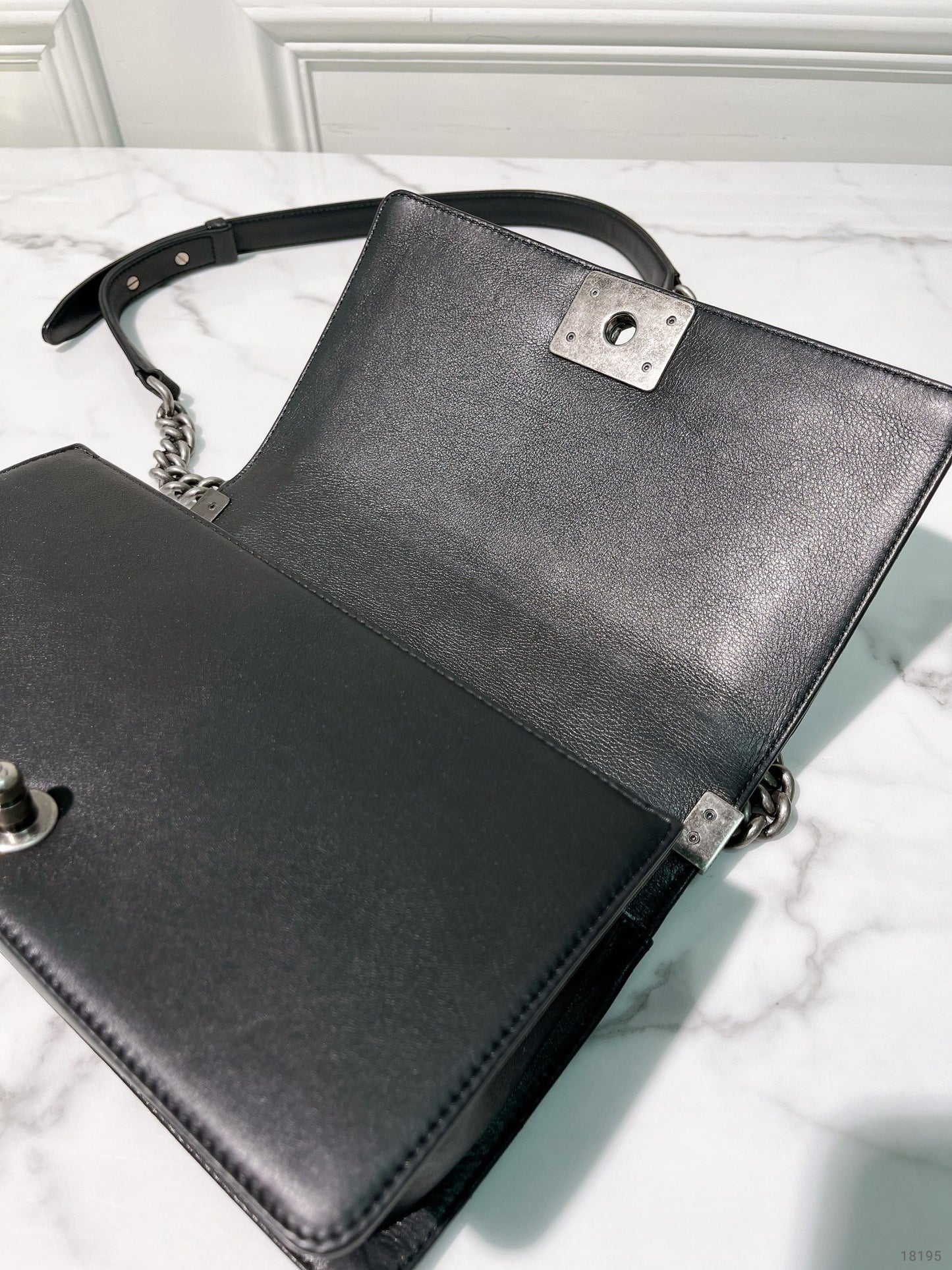 CHANEL MEDIUM BOY HANDBAG, Black/Silver