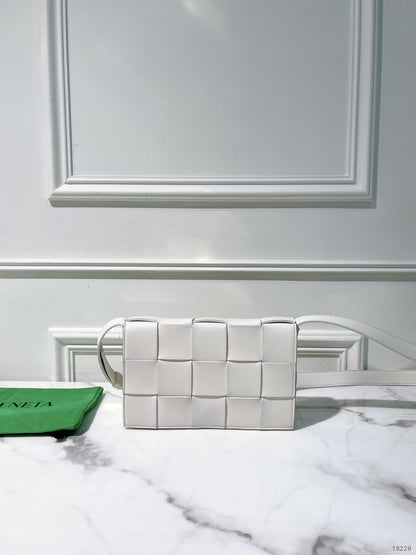 BOTTEGA VENETA CLASSIC CASSETTE, White