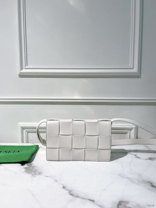 BOTTEGA VENETA CLASSIC CASSETTE, White
