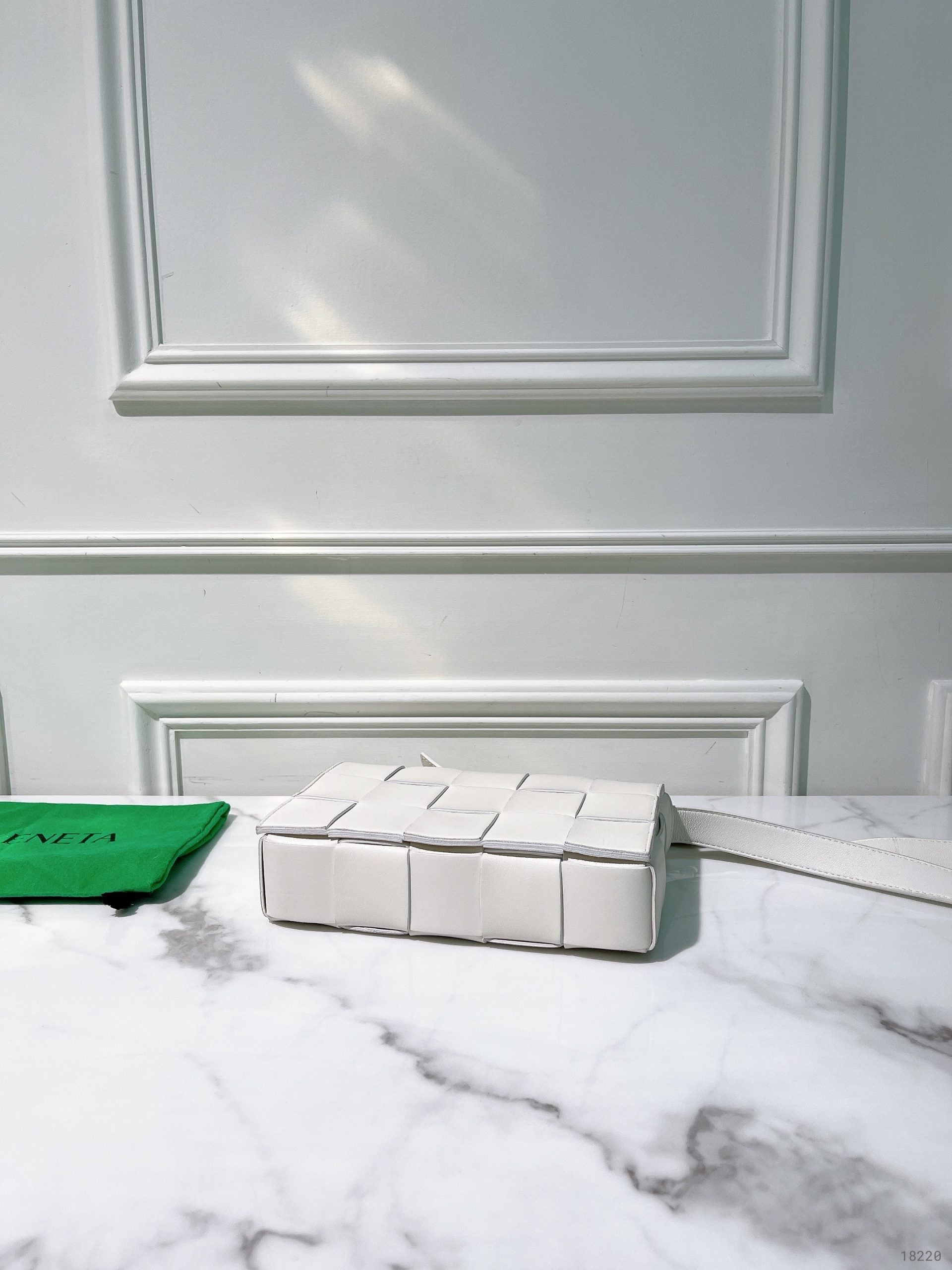 BOTTEGA VENETA CLASSIC CASSETTE, White